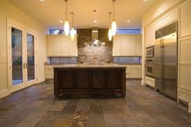 Juego de sala con sofá de 2 y 3 plazas negro decoración de comedor decoracion de comedores modernos mesas de comedor casa. Cocina De Casa Moderna Con 4 Dormitorios Y Sala De Juegos Planos De Casas Gratis