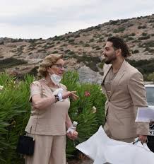 Ενημερώσου για τα τελευταία νέα, τις εκπομπές, και τις playlists, πάρε μέρος σε πολλούς διαγωνισμούς. Leyterhs Petroynias Basilikh Milloysh Fwtografies Apo Th Baptish Twn Paidiwn Toys
