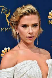 Scarlett Johansson Just Debuted A New Hairstyle At The Emmys We Re So Here For It Scarlett Johansson Scarlett Red Carpet Hair