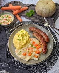 Kohlrabi Karotten Gemuse In Heller Sosse Mit Kartoffelpuree Und Bratwurst Instakoch De Rezept Schweinefilet Rezepte Kohlrabi Karotten Gemuse