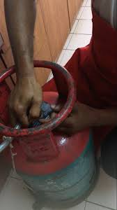 Selain itu, gas yang bocor biasanya berkeringat atau mengembun. Ada Masalah Kepala Gas Longgar Segera Buat Begini Untuk Cara Yang Selamat Keluarga