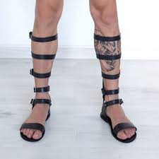 Sandales gladiateur pour hommes, longueur genou, cuir noir, boucle carrée,  costume romain, grec, médiéval Cosplay déclaration unique inhabituelle -  Etsy France