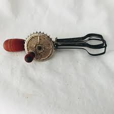 Top handle gives you a secure grip. Vintage Miniature Egg Beater Collectible Display Farmhouse Retro Kitchen Decor Toy Pretend Play Betty Taplin 40 S 50 S Carol S True Vintage And Antiques