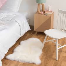 Tres Doux Ce Tapis En Veritable Peau De Mouton Apportera La Touche Cocooning Qu Il Manquait A Votre Deco Dans Une Entree Au Salon Ou Dans Une Kamer Inrichting