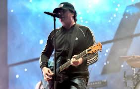In the past thomas has also lived in rancho santa fe ca and del mar ca. Tom Delonge Announces New Collaborative Track With Illenium Paper Thin