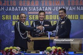 Beliau akan menggantikan komisioner datuk seri mohd khalil kader mohd yang bersara wajib pada akhir februari ini. Majlis Serah Terima Tugas Pengarah Jabatan Siasatan Jenayah Narkotik Pdrm