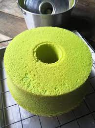 The cakes are light green in colour due to the chlorophyll in the leaf juice. Resipi Kek Chiffon Pandan Guna Sukatan Cawan Lembut Macam Kapas