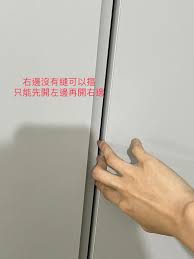 裝潢日記】 才知道原來系統櫃無把手的門「只能先開一邊再開另一邊」這樣是正常的設計師一開始沒跟我說直到裝完我才發現😢 可能覺得大家都知道？
