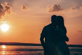 Concepção de relacionamentos amorosos, silhueta de dois amantes de uma  jovem e um homem ao pôr do sol com nuvens, abraços, foto horizontal. | Foto  Premium