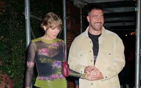 Bố mẹ Taylor Swift và tình mới lên kế hoạch gặp gỡ