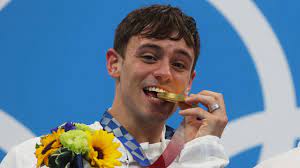 Ben stiller, owen wilson, amy adams, hank azaria. Olympia 2021 Britischer Wasserspringer Tom Daley Zeigt Ungeahnte Strick Talente Zum Schutz Seiner Goldmedaille Eurosport