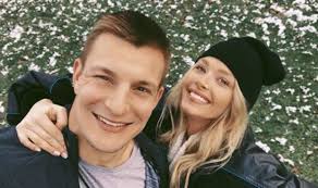 Even his girlfriend camille kostek isn't sure. Rob Gronkowski Stars In Super Bowl But Who Is His Swimsuit Model Wife Camille Kostek Nfl Sport Express Co Uk