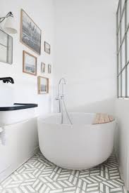 Dengan kelihaian dan kecermatan desain, lahan sesempit apapun tetap bisa disulap menjadi desain rumah mungil yang bikin betah. 10 Ide Desain Kamar Mandi Dengan Bathtub Mulai Gaya Modern Rustic