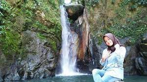 Jalanan begitu sunyi dan yang terdengar hanya suara burung berkicau. Lengkapi Libur Lebaran Dengan Main Ke Air Terjun Serambu Alla Lutra Regional Liputan6 Com