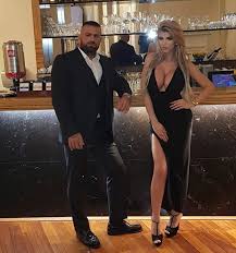 Nenavlékli si prstýnky, ale jde o podobné gesto. Galerie Mma Bojovnik Karlos Vemola 33 Krmim Zraloky Foto 1 Ahaonline Cz