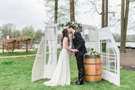 Hochzeit 2017 fotos hochzeit anzug hochzeit hochzeitskleid jeansjacke standesamtliche hochzeit hochzeit vorbereitung braut looks vintage hochzeit hochzeitsfotografie. Freie Trauung Auf Der Wiese Am See Mit Vintage Flair