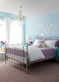 غرفة نوم زرقاء ورق الجدران والسقف والستائر في الداخل