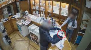 Tutte le news aggiornate in tempo reale su rapina gioielleria. Tentata Rapina In Una Gioielleria Di Soccavo Arrestato 36enne