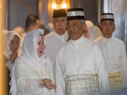 Tengku married tengku shahlul bariah. Sinaronline En Twitter Yang Di Pertuan Agong Bersama Bonda Sultan Muhammad V Yang Maha Mulia Raja Perempuan Tengku Anis Almarhum Tengku Abdul Hamid Berkenan Berangkat Tiba Memberi Penghormatan Terakhir Kepada Almarhum Sultan Ismail