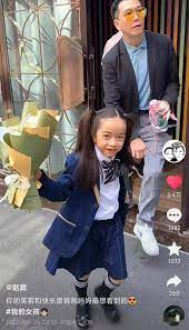 温兆伦到学校看女儿表演，6岁爱女外貌被批，他大方回应显高情商_赵庭_视频_留言