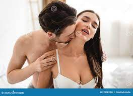 Homem Apaixonado Beijando Gargalo De Mulheres Transando No Quarto No  Interior Foto de Stock - Imagem de amantes, orgasmo: 220082014