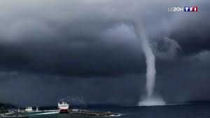 Tornade d'eau géante à singapour. Video Trombe Tornade La Corse Frappee Par De Violents Orages Et D Impressionnants Phenomenes Meteo Lci