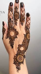 Pin By Chandanaanil P On Mehendi Designs In 2020 Modern Henna Designs Mehndi Designs Feet Modern Mehndi Designs