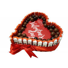 Attrezzatura, food, packaging, cioccolato e bakery. Torta Kinder Per San Valentino Con Barrette E Praline