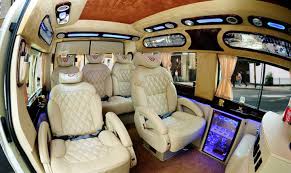 Bảng Giá Thuê Xe Limousine TpHCM 9-12-16-19-29 Chỗ [09/2025]