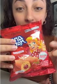 Bolinho Ana maria lançamento morango #provando #doce #comendo