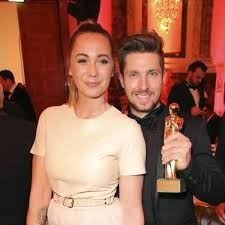 Marcel und laura hirscher zogen sich nach dem rücktritt allgemein aus dem scheinwerferlicht zurück hirscher mit sohn im zoo marcel hirscher und seine ehefrau laura (bild: 2qcgkmkid Q2am