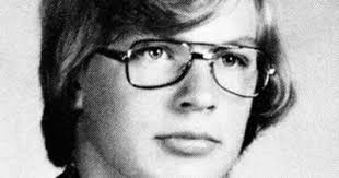 Police break down door: Find two children in bed with their dead dad