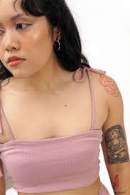 Setelan crop top tali dan celana pendek kerut