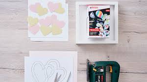 Goście podchodzili do stolika, brali plasterki drewna, wpisywali na nim swoje imiona i życzenia. Skarbonka Na Zyczenia Dla Mlodej Pary Pomysly Edding