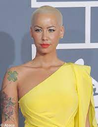 Hier, pendant qu'elle présentait l'évènement love & basketball, amber rose est apparue avec une toute nouvelle coupe de cheveux amber rose s'est alors présentée avec de nombreuses bouclettes marron ! Les Cheveux Rases D Amber Rose Ces Stars Qui Ont Opte Pour Les Cheveux Courts Elle