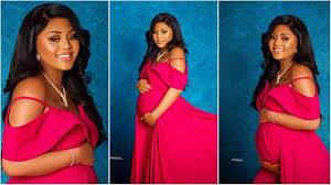 La jeune femme de 20 ans a enfin montré son «baby suite aux rumeurs, regina daniels a confirmé à ses fans qu'elle est bien enceinte. Regina Daniels Releases Beautiful Baby Bump Photo