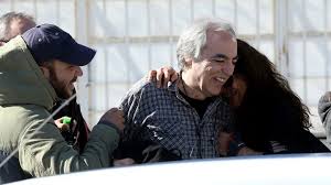 Συνθήματα υπέρ του δημήτρη κουφοντίνα έγραψαν άγνωστοι μέσα στο πολιτικό γραφείο του υφυπουργού περιβάλλοντος και ενέργειας. Oi Prwtes Eikones Toy Dhmhtrh Koyfontina E3w Apo Th Fylakh Binteo Fwto