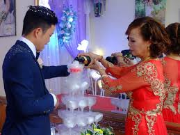 Chị chọn bộ váy đỏ rực rỡ, khoe những tấm ảnh chưa chính thức, chưa chỉnh sửa lên trang cá nhân. Co Dau 62 Tuá»•i Chu Rá»ƒ 26 Tuá»•i Tin Tá»©c Online