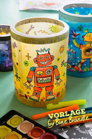 Witzige Roboter Laternen In Tollen Bunten Farben Ganz Leicht Selber Machen Ideal Zum Basteln Mit Kindern Di Basteln Mit Kindern Laternen Basteln Deko Basteln