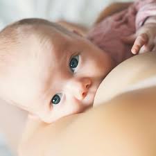 Ihr baby schläft schlechter als sonst, quengelt mehr und steckt sich immer wieder die kleinen fäustchen in den mund? Phanomen Geburtszahn Zwolf Tage Altem Baby Muss Zahn Gezogen Werden Stern De