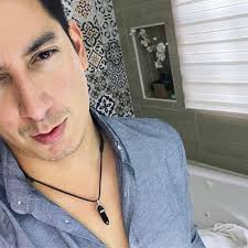 I am 73 years old and from London. I am a widow. I am ready to travel to  any country. ❤️ 😍