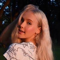 Carly Powell's Instagram, Twitter & Facebook