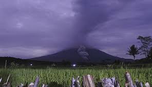 Terlihat lava meleleh dari kawah jonggring saloko. Foto Penampakan Erupsi Gunung Semeru News Liputan6 Com