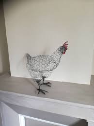 voici ce que je viens d ajouter dans ma boutique etsy sculpture de poule en fil de fer poule grillage pou artisanat avec du grillage poule deco art grillage