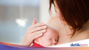 10 rekomendasi merek obat demam anak yang dijual di apotek. Hendak Lakukan Skin To Skin Contact Untuk Turunkan Demam Anak Begini Caranya