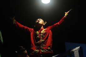 Anda mungkin sedang membutuhkan contoh naskah drama pendek atau teks drama singkat sebagai bahan masukan bagi anda yang sedang memiliki agenda untuk manggung di pentas pertunjukan drama. Metronome 3 Bikin Tontonan Teater Itu Kayak Gini Lho Rek Lensa Teater