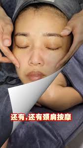 想要改善皮肤暗沉？色斑困扰？痘痘？粉刺？痘疤？ 干燥？的问题？, 我们的可以帮到你! 😍, 我们的LUMI FACIAL是一款多功能的脸部护理  ，专注于深层清洁和护理肌肤。它通过温和地去除老化角质和死皮，有效清除黑头和粉刺，从而保持毛孔畅通。LUMI还能根据不同肌肤的需求，即时为肌肤导入高效精华液，改善肌肤的暗沉、色斑和缺水问题。使用LUMI后，皮肤会变得更加清透、亮丽和水润，整体肌肤状态得到显著...