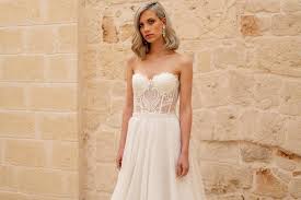 Abiti da sposa semplici ed eleganti per uno stile minimal [foto … Abiti Da Sposa Semplici Scivolati Marialuisa Benetti Sposa Veneto