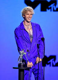 Colson baker a.k.a machine gun kelly joins hollywood style clinic with andrew weitz to get ready for the 'big time adolescence' world premiere at the 2019. Machine Gun Kelly Rocked A Pink Suit At The Vmas Popsugar Fashion