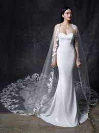 Das cape ist ein ärmelloser umhang, den sie lässig über die schultern werfen. Fit And Flare Hochzeitskleid Mit Tragerlosem Sweetheart Ausschnitt Cape Und Schleppe Aus Spitze Von Enzoani Modell Odelia Heiraten Mit Braut De